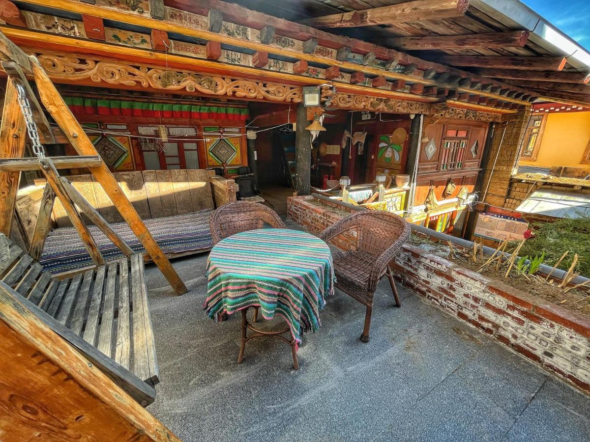 Tavern Hostel仁和客栈 Shangri-La Luaran gambar