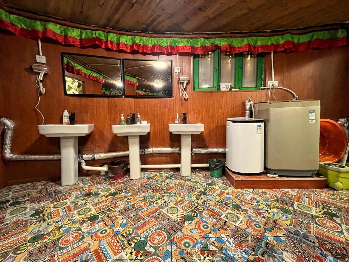 Tavern Hostel仁和客栈 Shangri-La Luaran gambar